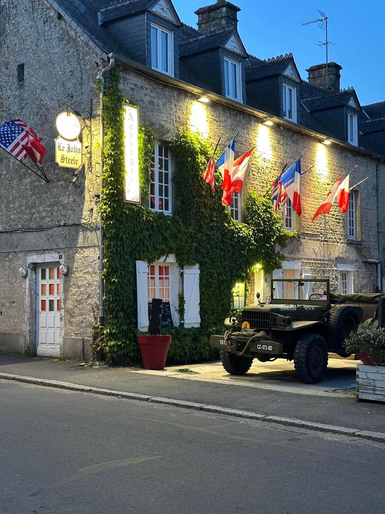 Auberge Le John Steele Sainte-Mère-Église 外观 照片